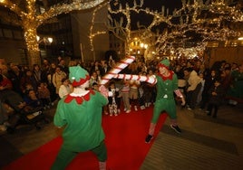 Duendes pelean con sus bastones de caramelo, este jueves, en la Avenida de España de Torrelavega.