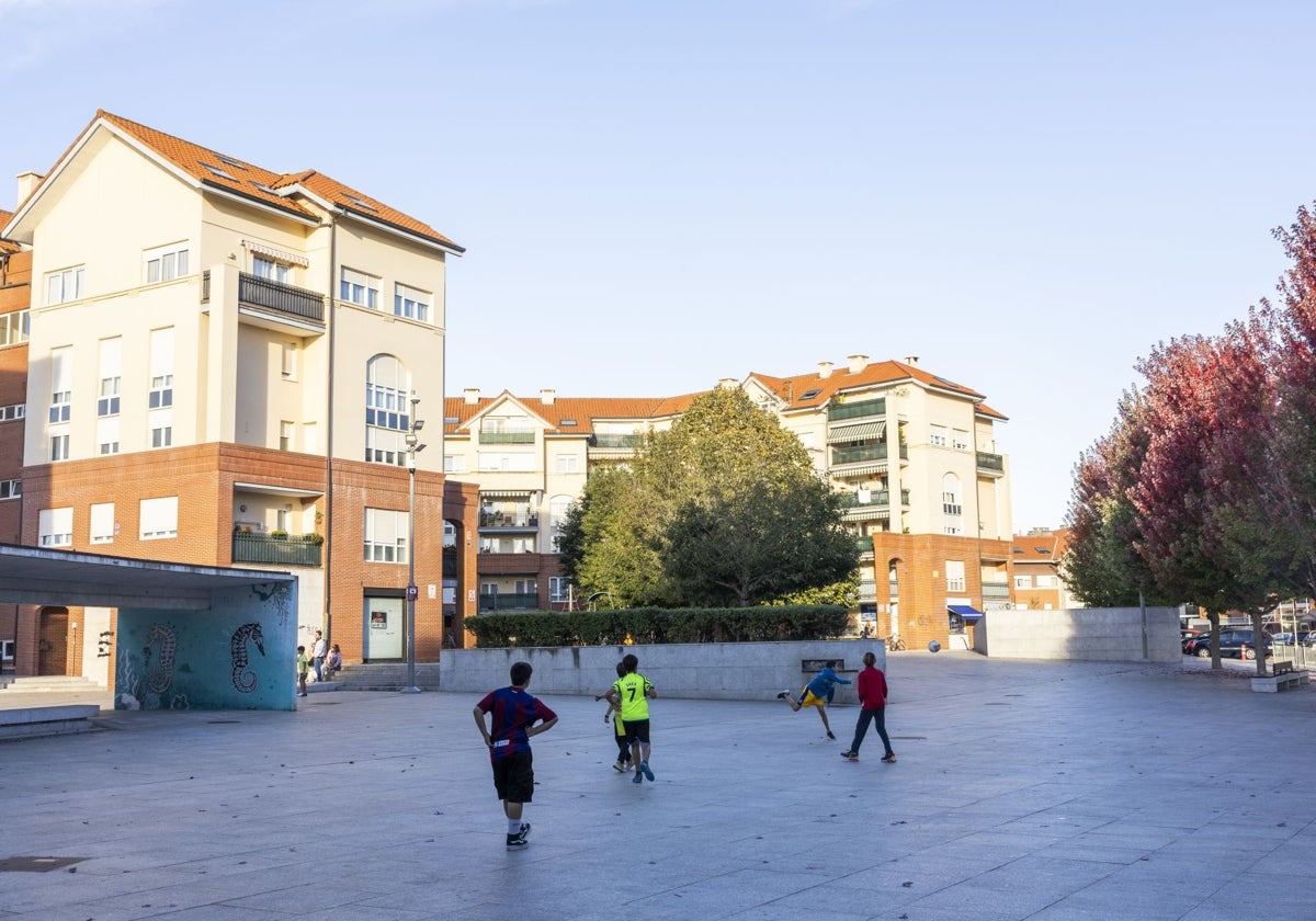 Plaza Margarita en Santa Cruz de Bezana, lugar en el que está previsto celebrar la feria.