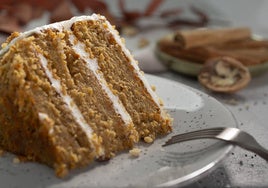 Una exquisita ración de tarta de zanahoria.