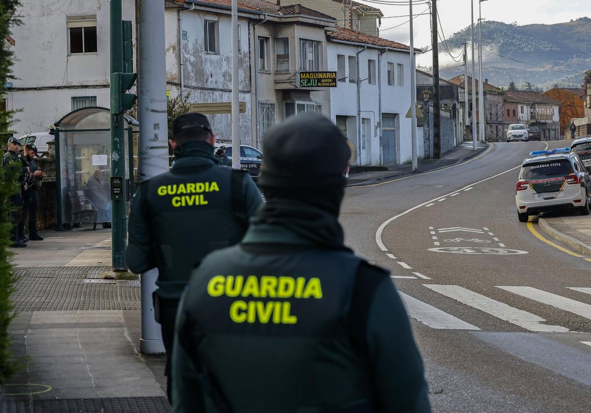 Despliegue de la Guardia Civil, el miércoles, en el barrio El Hoyo de Campuzano (Torrelavega).