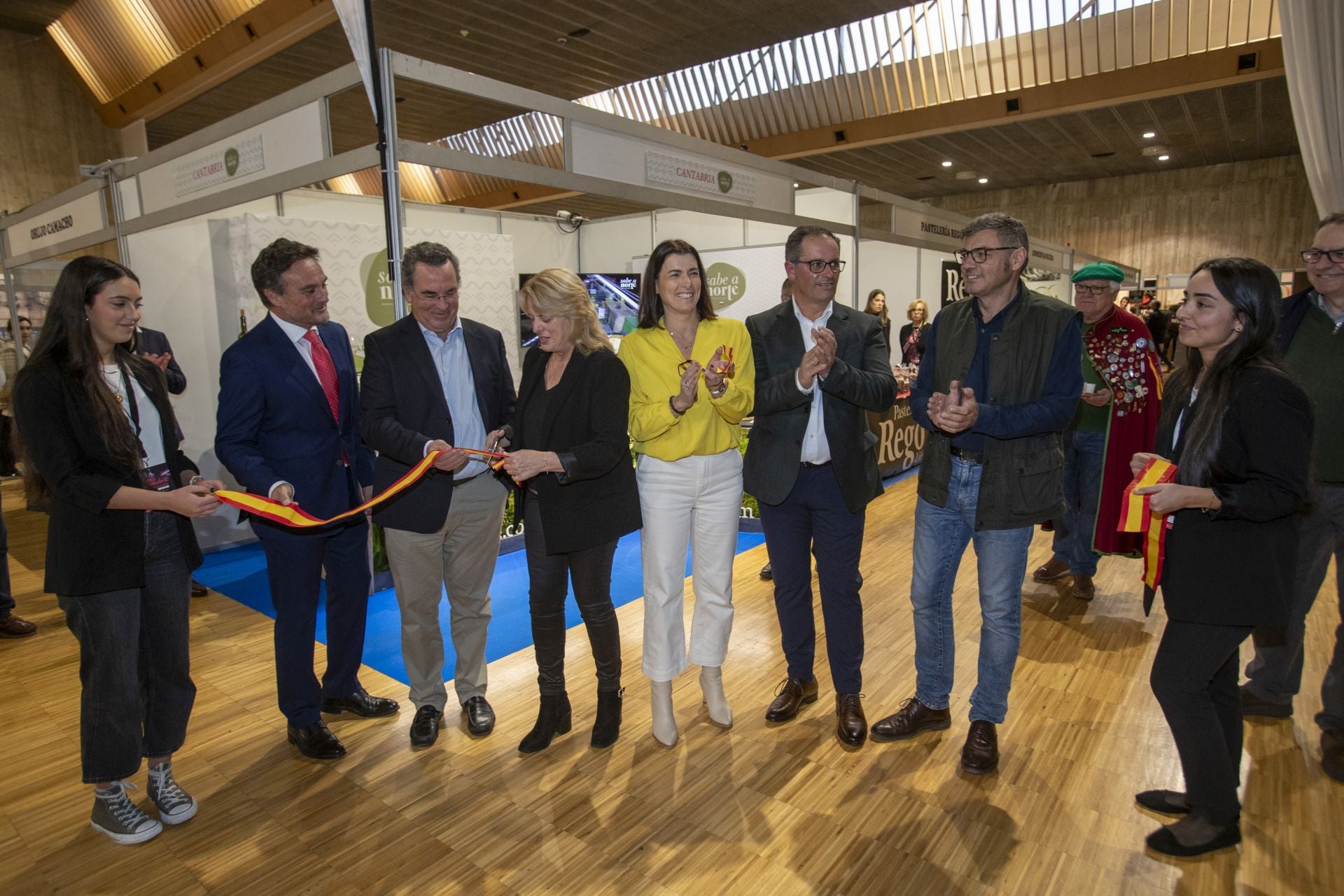 Acto de inauguración de la Feria con el tradicional corte de la cinta, en el que participaron la consejera de Desarrollo Rural, María Jesús Susinos, el director general de Pesca y Alimentación, Paulino San Emeterio; el director general de Ganadería, Augusto Rodríguez; el director de la ODECA, Juan Luis Centeno, y la alcaldesa de Santander, Gema Igual.