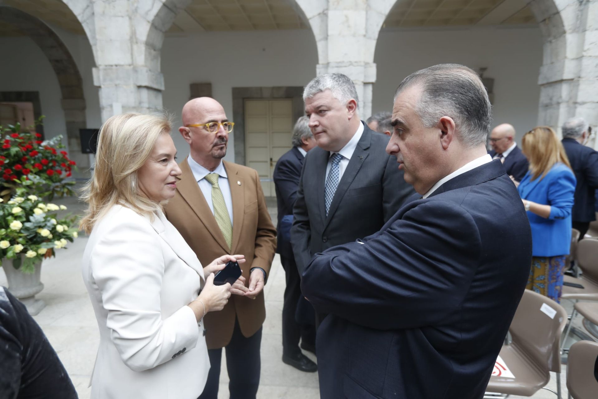 González Revuelta conversa con los consejeros César Pascual, Luis Ángel Agüeros y Roberto Media. 