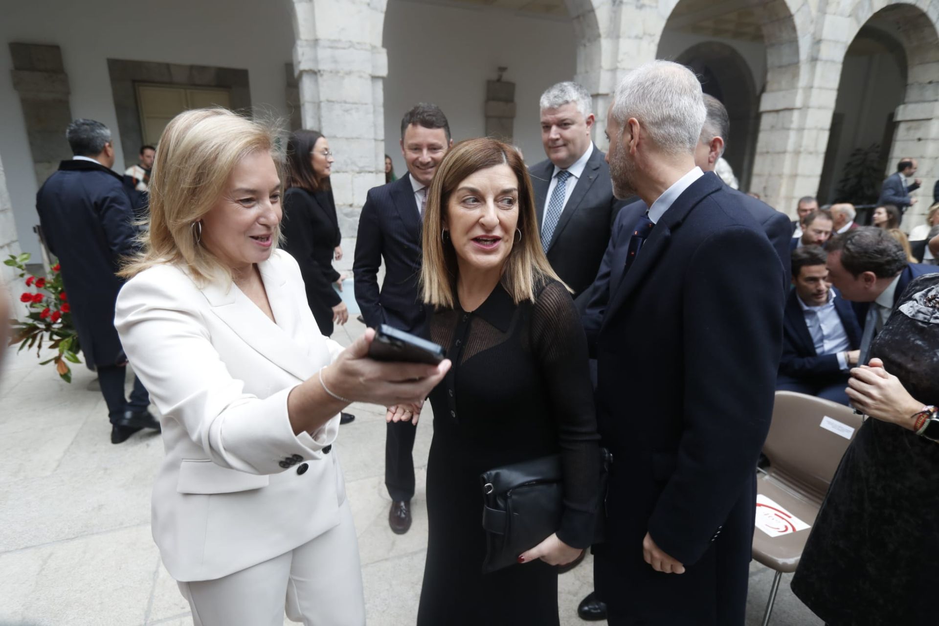 González Revuelta, María José Sáenz de Buruaga y Sergio Silva, a mediodía, en el Parlamento de Cantabria. 