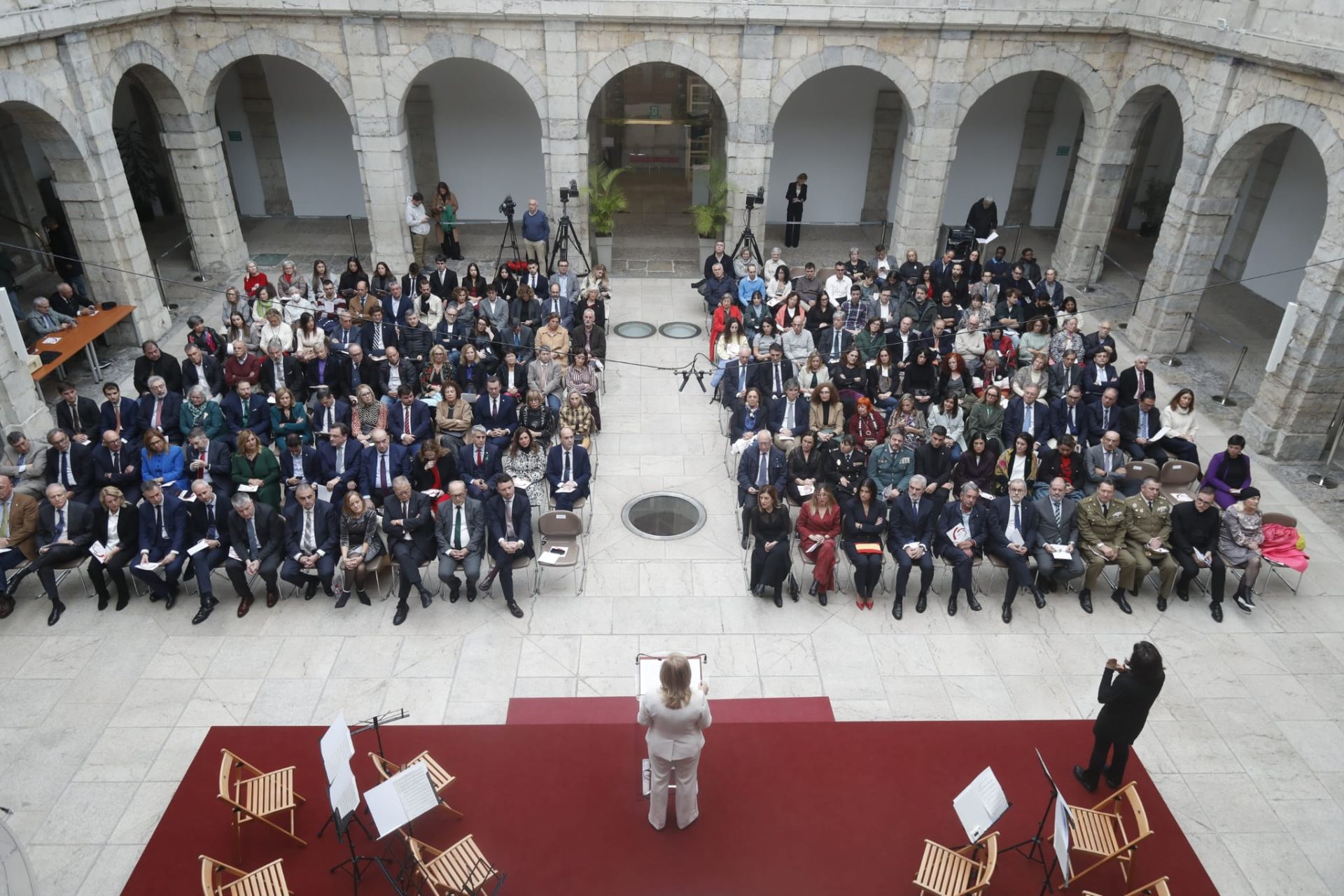 Imagen del patio del Parlamento de Cantabria durante el discurso de su presidenta, María José González Revuelta. 