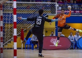 Javi Muñoz, del Bathco, dispara a la portería del Proin Sevilla.