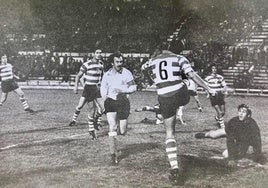 Juan Carlos intenta evitar un despeje durante el partido liguero en los Campos de Sport contra el Granada en 1975.