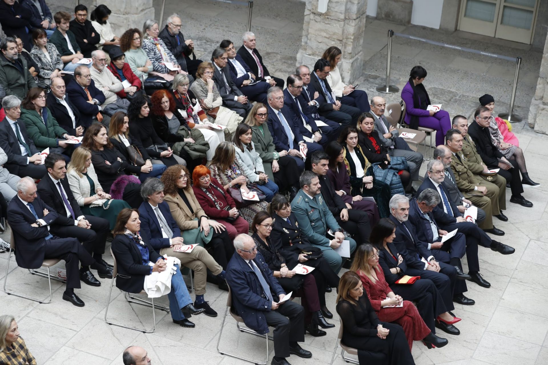 Autoridades e invitados al acto celebrado a partir de las 12.00 horas en el patio del Parlamento de Cantabria, y que ha precedido a un cóctel celebrado en la cafetería del antiguo Hospital de San Rafael. 