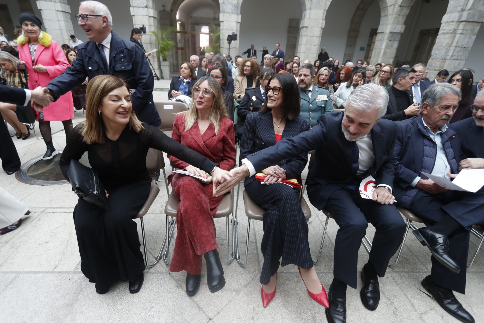 María José Sáenz de Buruaga saluda al expresidente autonómico José Joaquín Martínez Sieso, en presencia de Eugenia Gómez de Diego, Gema Igual y Miguel Ángel Revilla. 