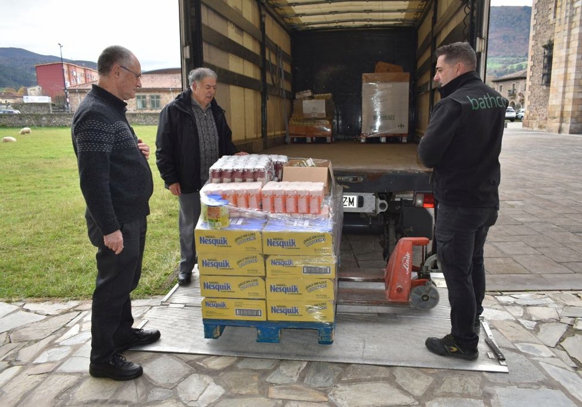 Entrega del cargamento de alimentos en la sede de Cáritas de Los Corrales.