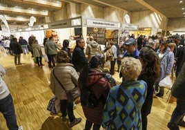 Los pasillos entre los estands ubicados en la planta superior del Palacio de Exposiciones y Congresos de Santander, llenos de público.