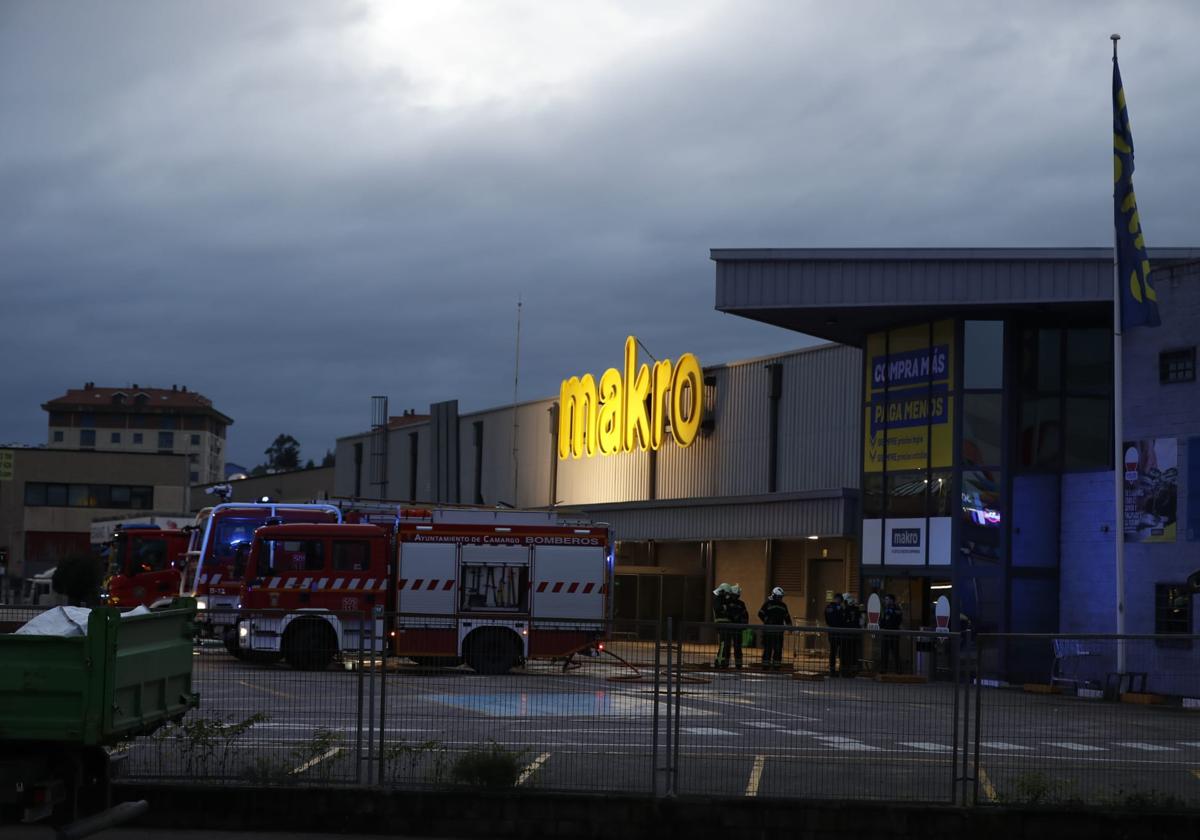 Los bomberos de Camargo, en la entrada a Makro, en Maliaño.