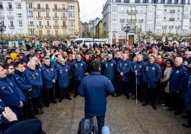 En torno a 400 personas, liderados por el Coro Ronda Altamira, se reunieron junto a Los Raqueros para cantar en honor a Chema Puente.