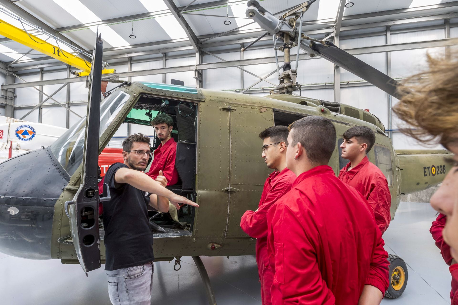 Los estudiantes reciben formación en el hangar del CIFP nº1 de Santander.