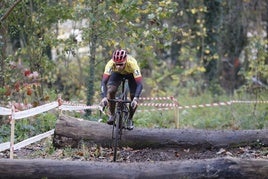 Gonzalo Inguanzo supera la zona de los troncos del circuito.