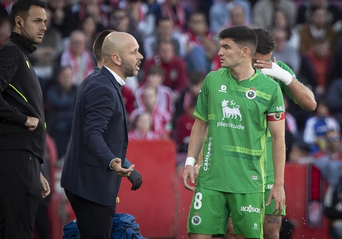 José Alberto da instrucciones a Aldasoro durante el partido en Granada.