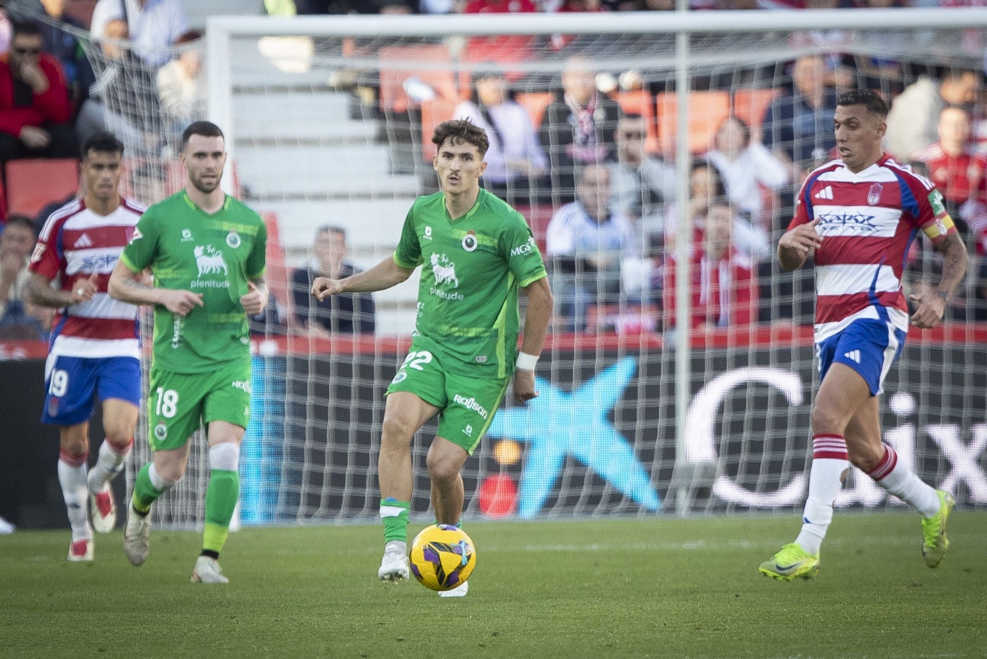 Pablo Rodríguez, con el balón, presionado por Uzuni. 