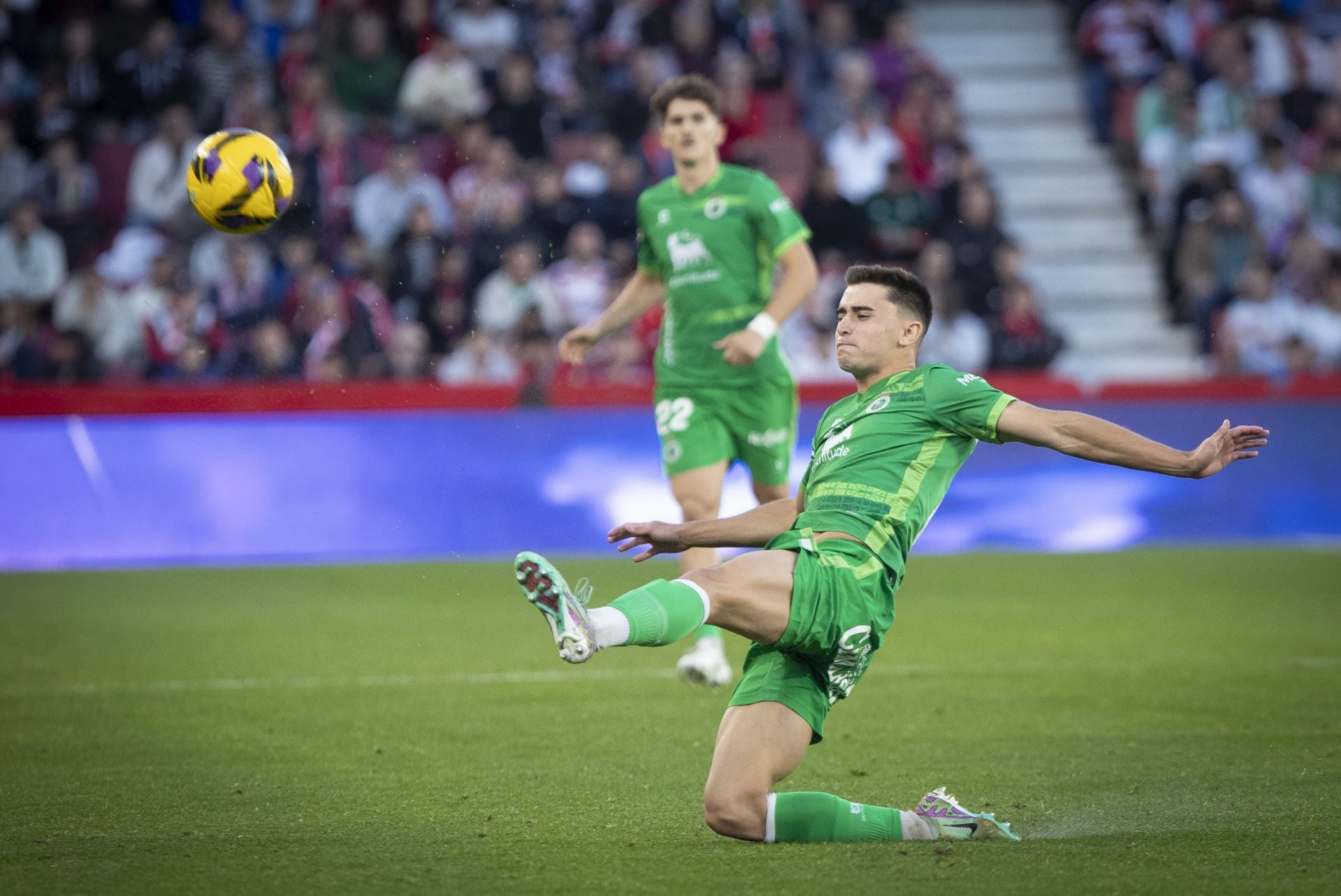 Mario García despeja un balón. 