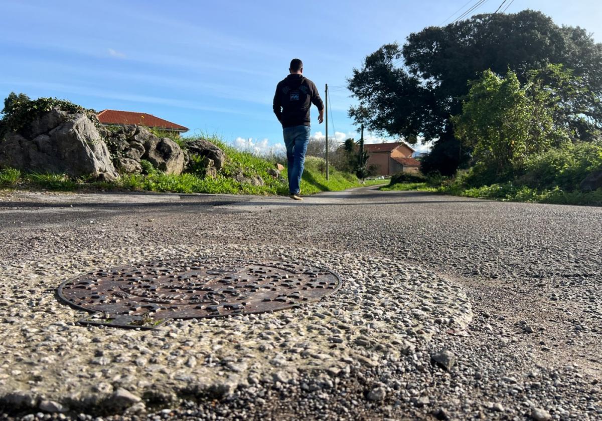 Un hombre pasea por una de las zonas más deterioradas de Bezana.