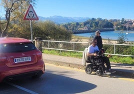 Juan Cruz se ve obligado a desplazarse en su silla de ruedas por la carretera.