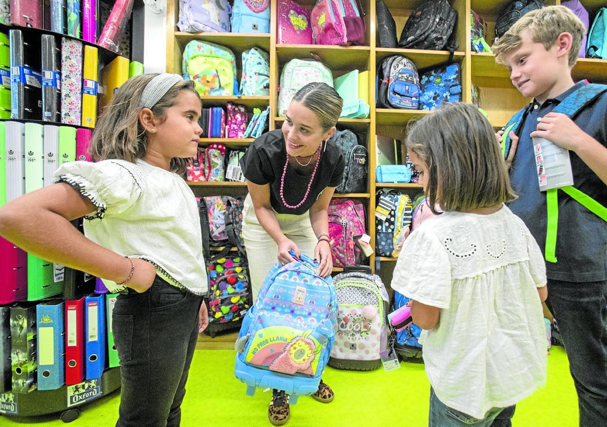 El material escolar es uno de los gastos que afrontan los padres todos los años.