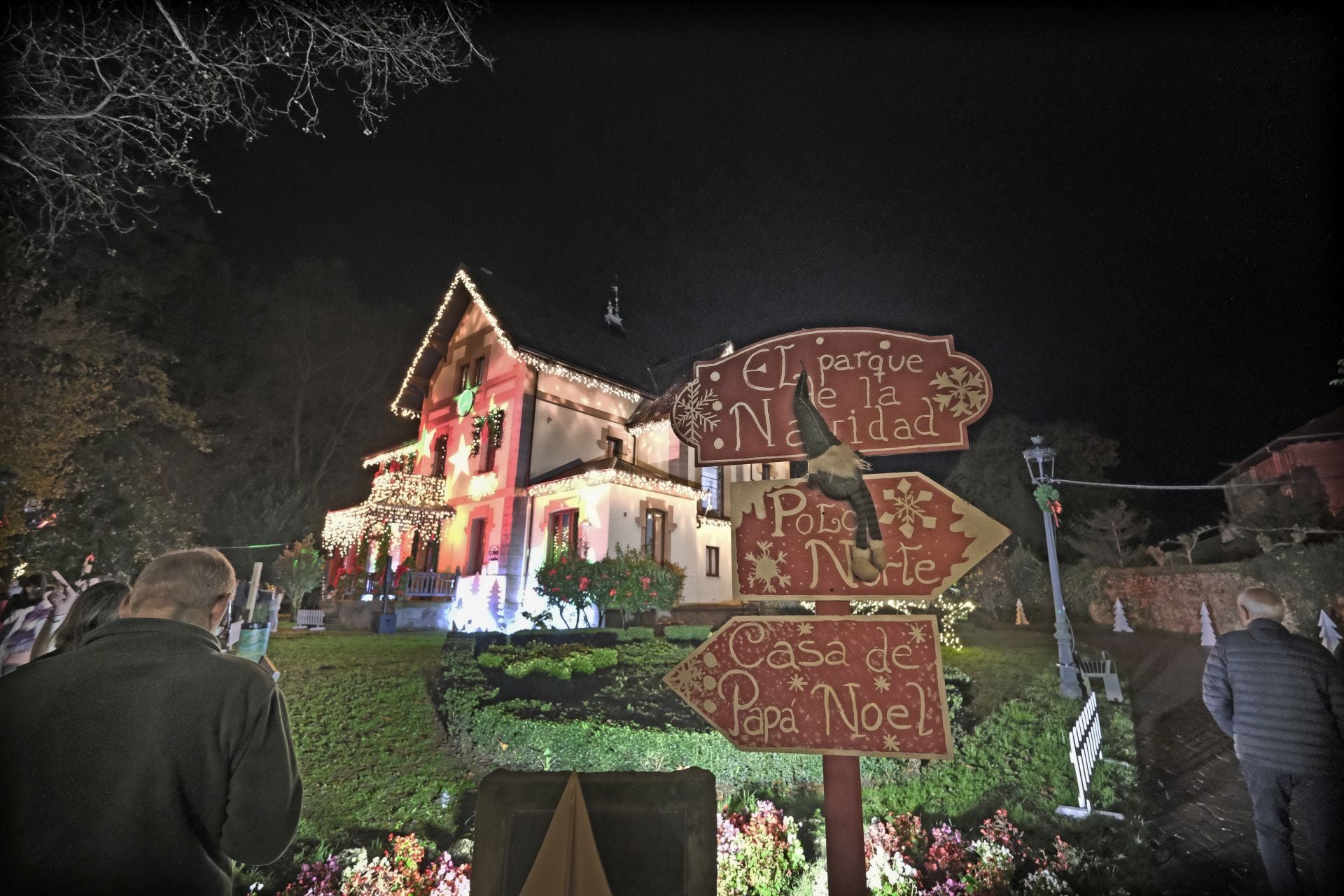 Las señales que indican los lugares a visitar en el parque navideño.