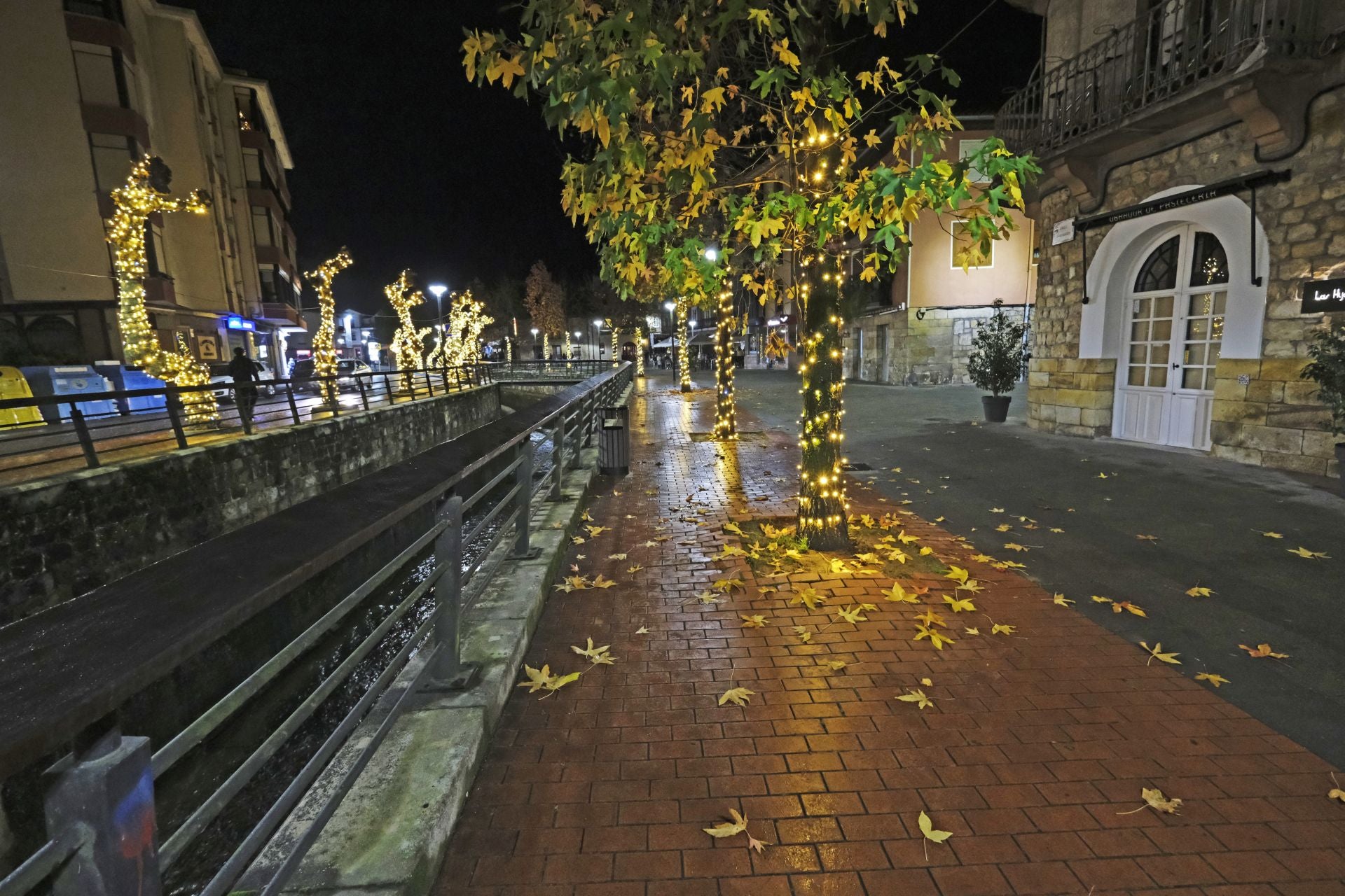 Este año se han decorado con luces los árboles en torno al río que atraviesa el centro del municipio.