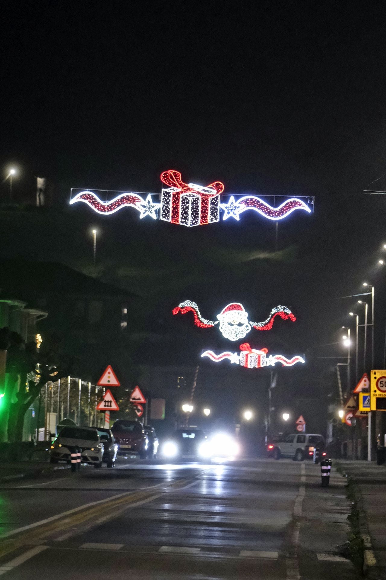 Los motivos navideños iluminados que cada año alumbran las calles en Navidad.