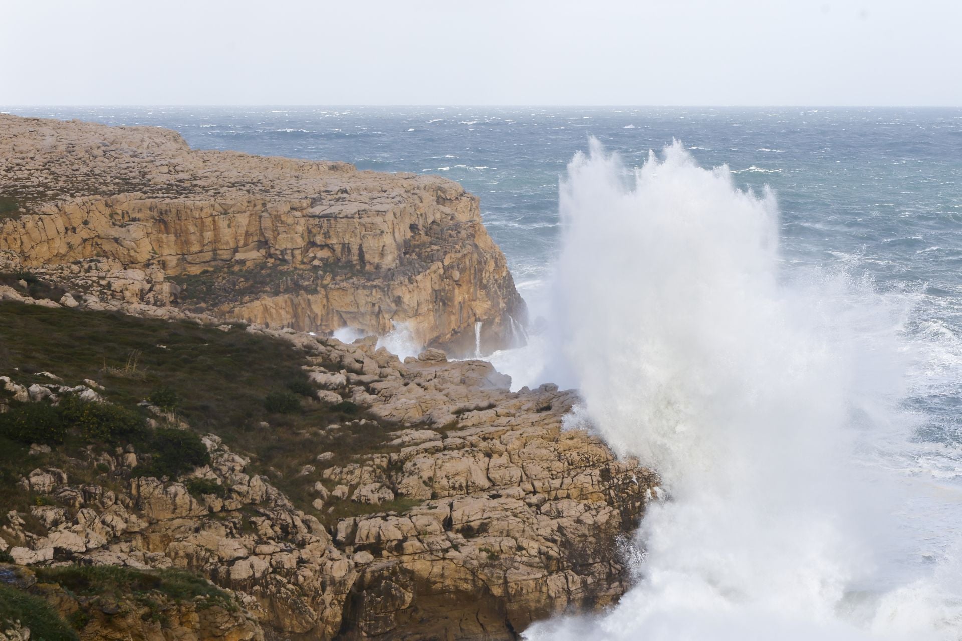 Grandes olas batiendo en los acantilados de Suances.