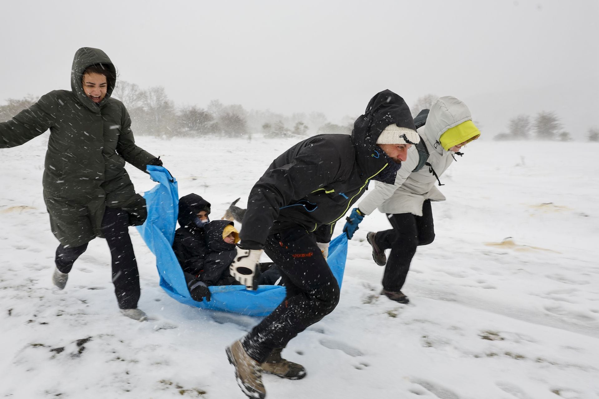 Una familia juega en la nieve en Alto Campoo, este domingo.