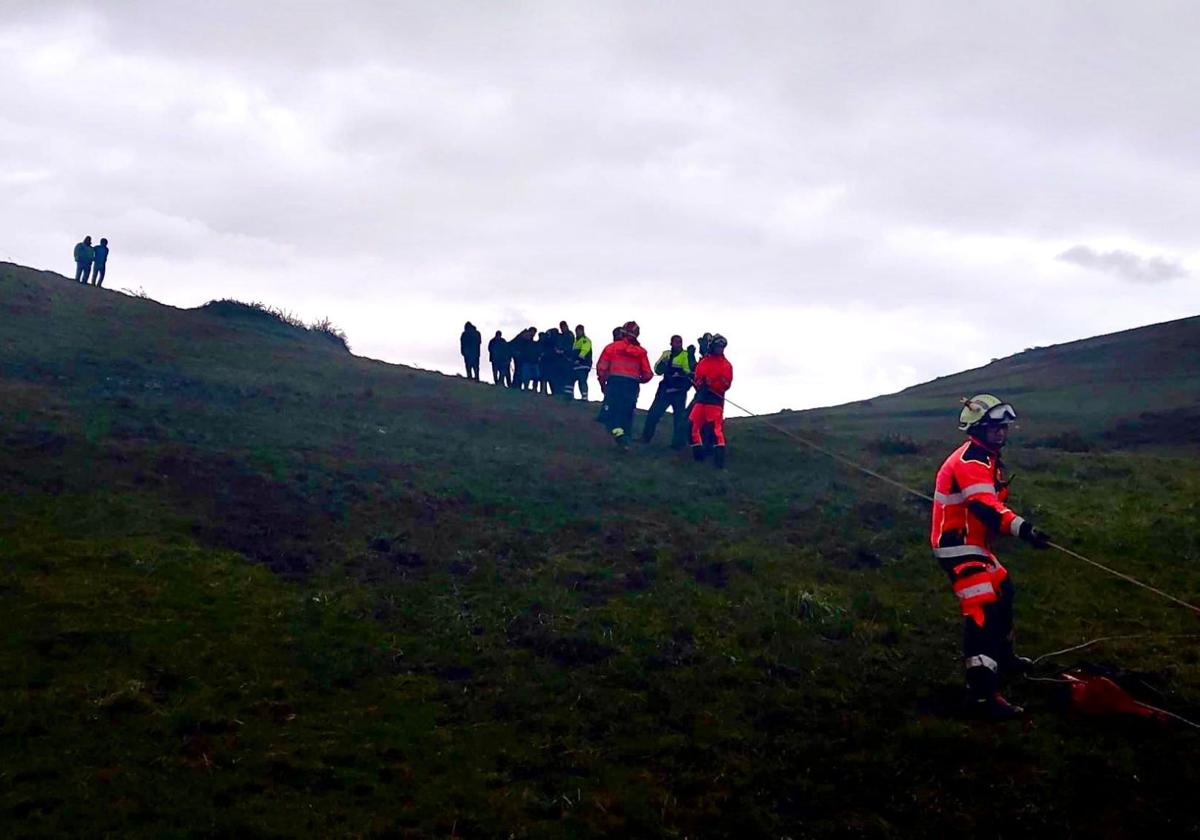 Rescatado un surfista madrileño atrapado en las rocas de Punta Ballota, en Suances