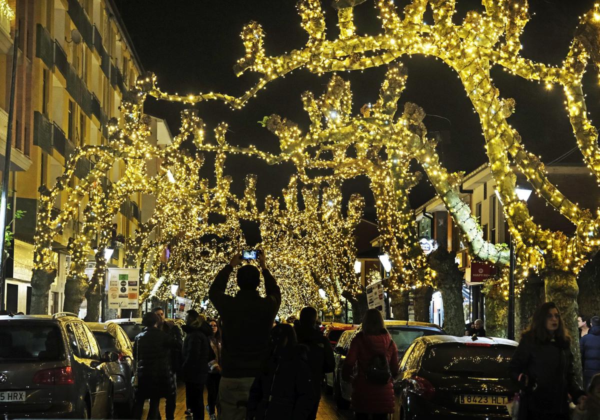 Las luces de la Navidad ya iluminan Cabezón