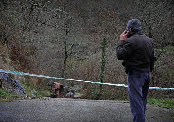 Un hombre observa el lugar del accidente en 2019