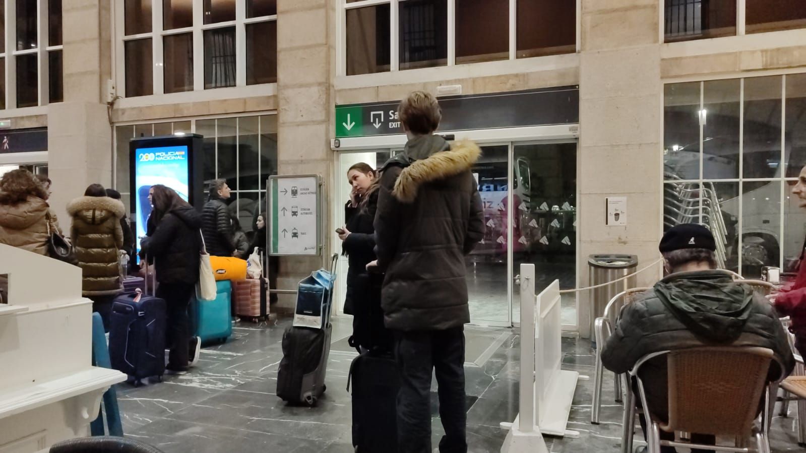 Pasajeros en la estación de tren de Santander, sobre las 07.15 de esta mañana, esperando un autobús que los traslade a Los Corrales porque la circulación de trenes está cortada por un desprendimiento en Las Fraguas