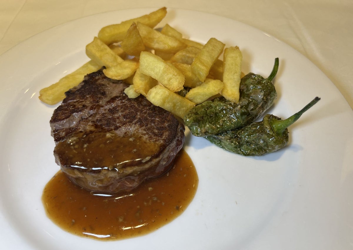 Imagen secundaria 1 - Paté de cabracho a modo de aperitivo; solomillo de vaca de Cantabria y tarta de hojaldre y mantequilla con helado. 