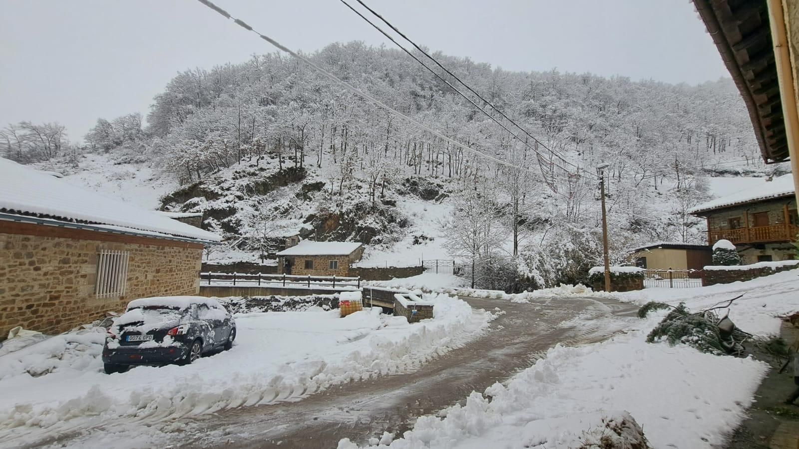 En la vertiente cántabra de Picos de Europa la nieve también ha caído con fuerza