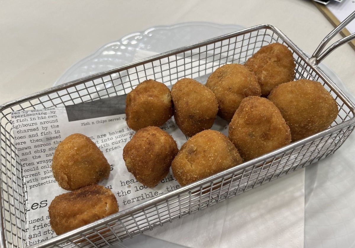 Imagen principal - Croquetas de jamón, solomillo ibérico al queso de Tresviso y tarta Lottus. 