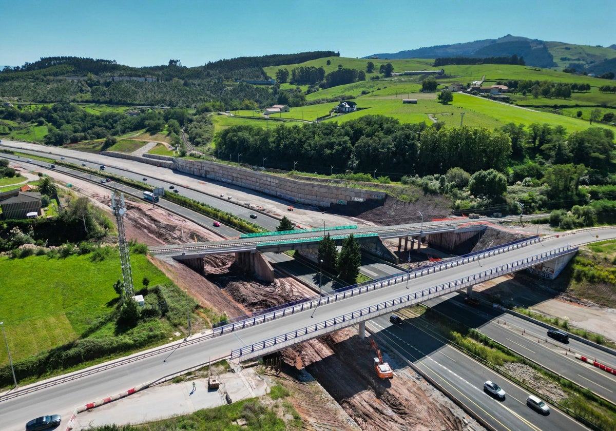 Vista aérea de las obras en el nudo de Torrelavega.