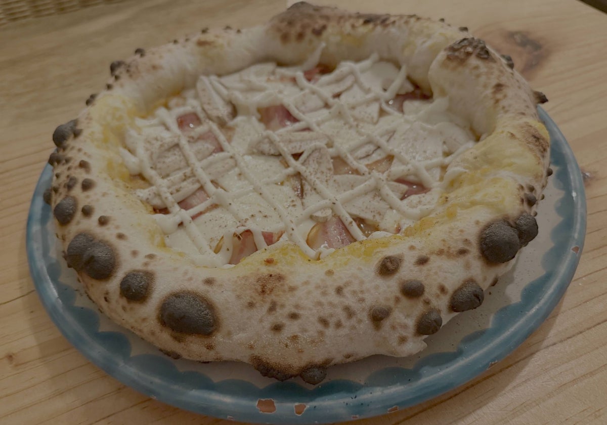 Pizza Tardiu, de estilo napolitano, con base de calabaza.