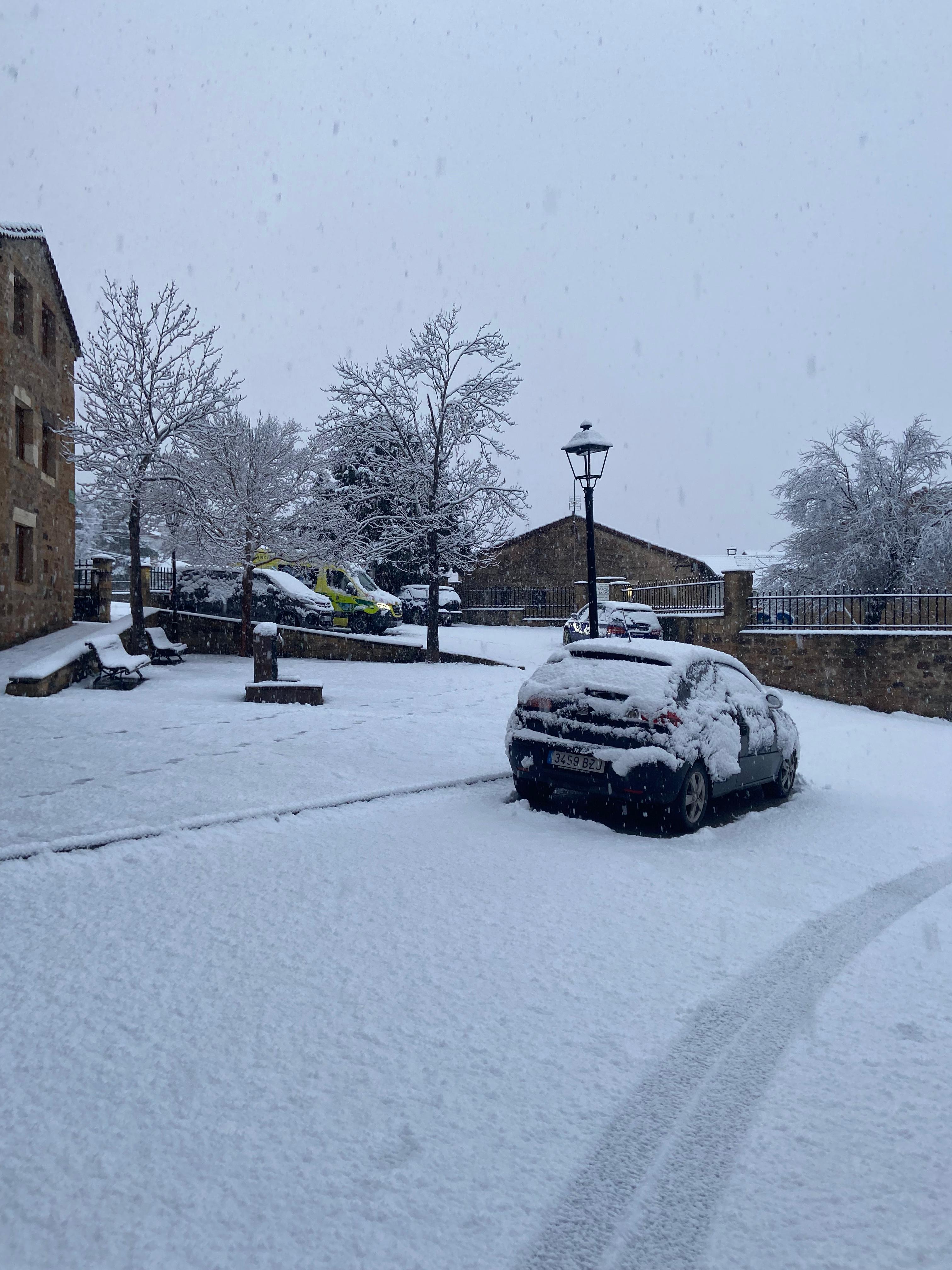 A primera hora de la mañana de este lunes nevaba copiosamente en los pueblos de Valderredible