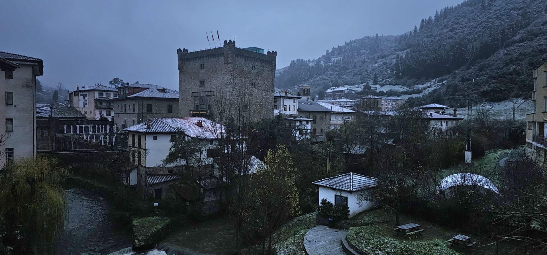 Vista de Potes, con los tejados nevados y la Torre del Infantado.