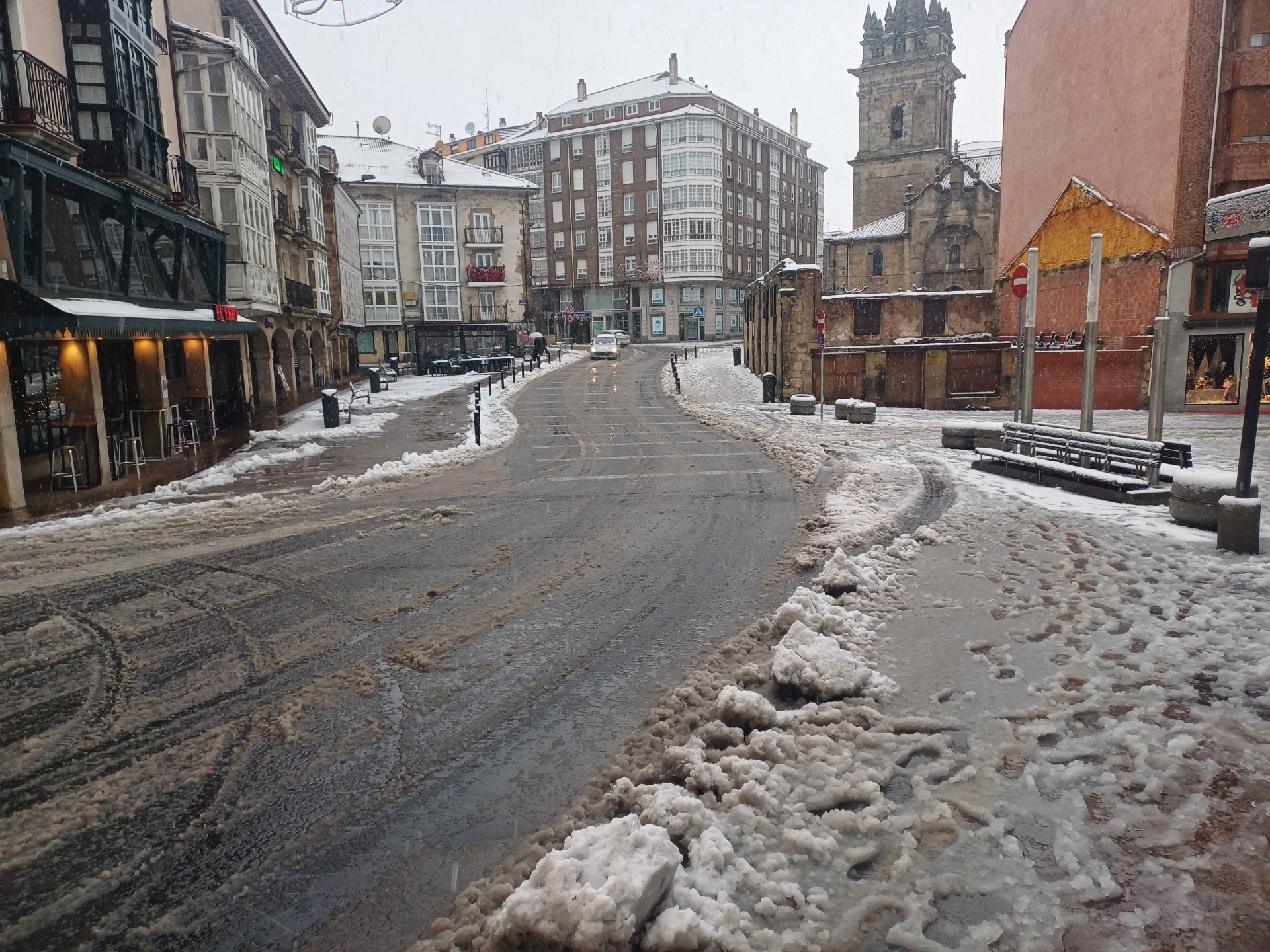 El asfalto, convertido en barro en el centro de Reinosa, esta mañana