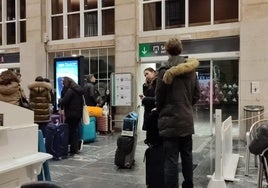 Pasajeros a primera hora de la mañana en la estación de Santander.