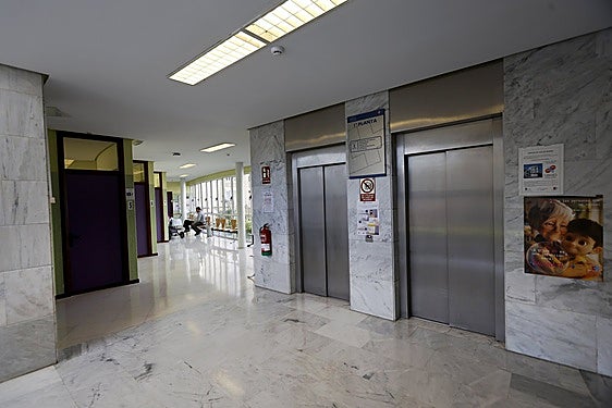 Zona de consultas del centro de salud Dobra, en Torrelavega, inaugurado hace treinta años.