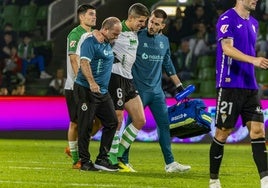 Íñigo Sainz-Maza sale lesionado del partido ante el Cordoba