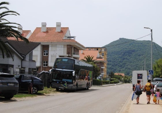 Carretera de acceso a la playa de Berria.