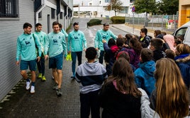 La plantilla del Racing, en el Municipal de Bezana durante el entrenamiento de esta mañana