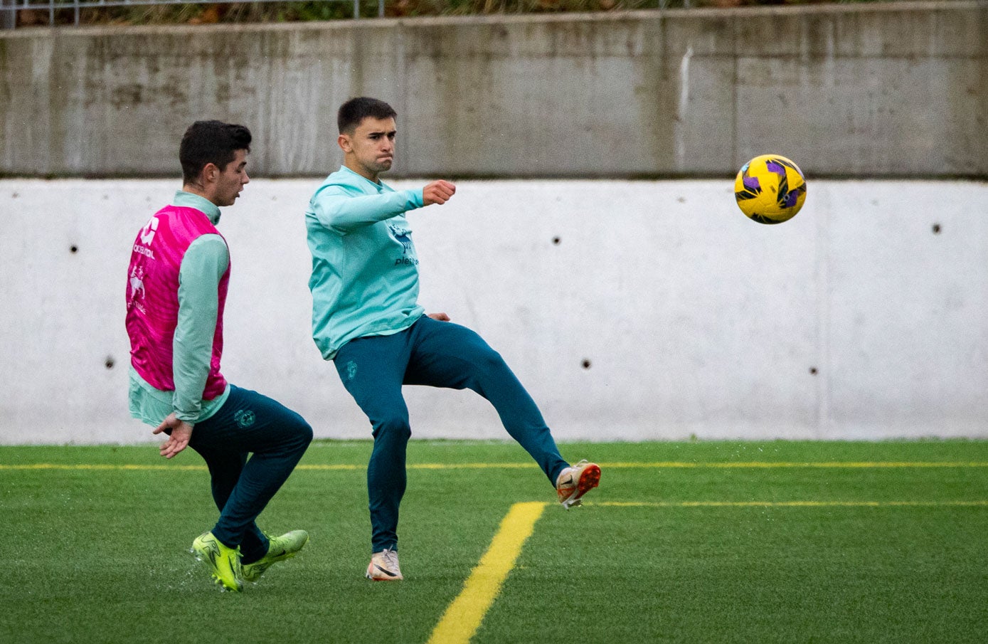 Mario García despeja un balón en el entrenamiento.