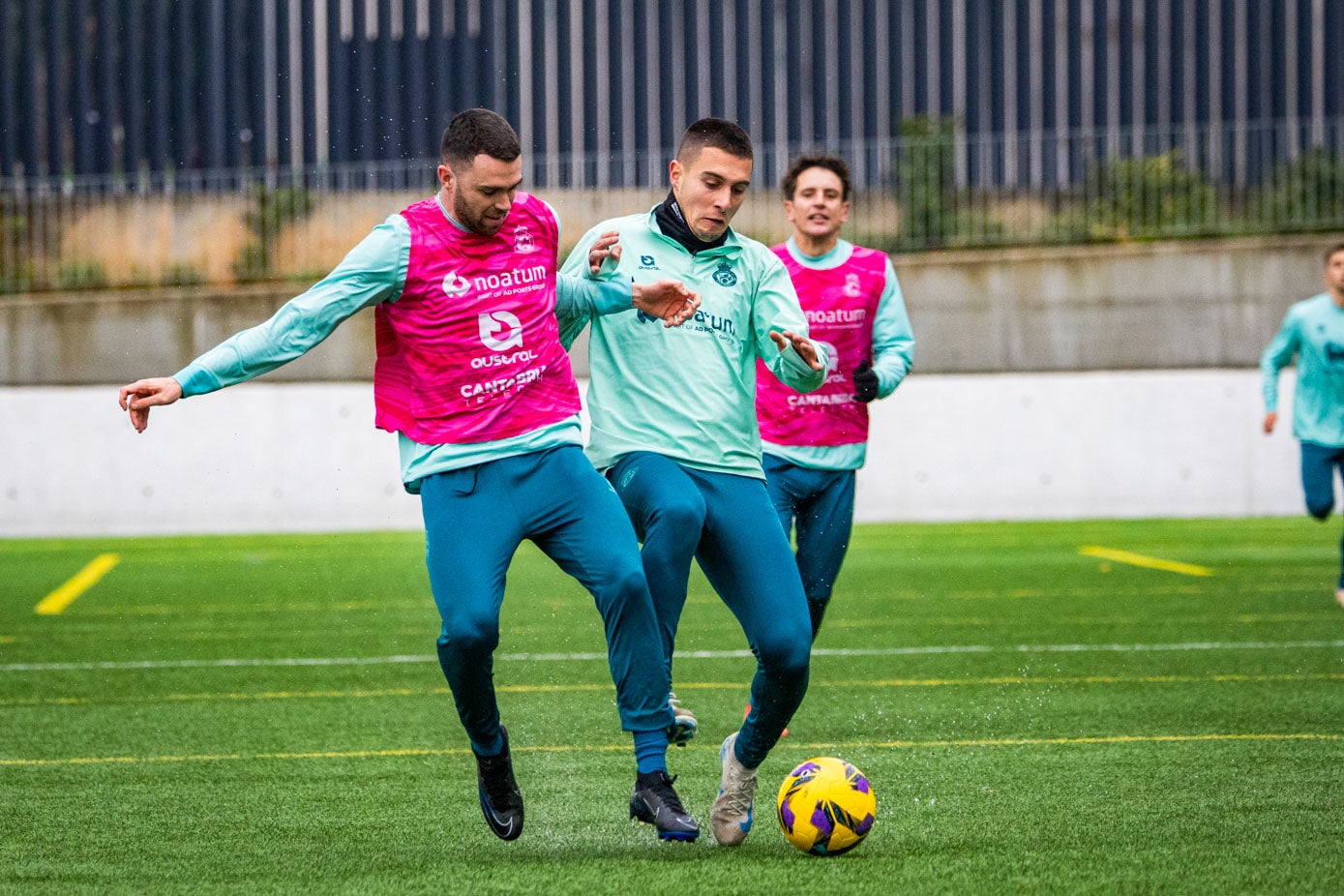 Manu Hernando y Karrikaburu tratan de hacerse con el balón 