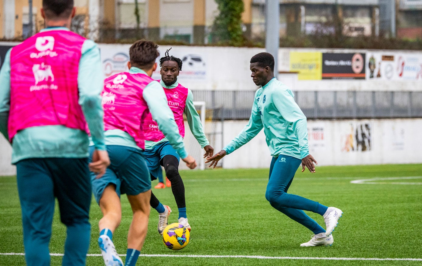 Maguette Gueye corre para hacerse con la pelota mientras Lago Junior y Unai Vencedor intentan llegar antes que él.