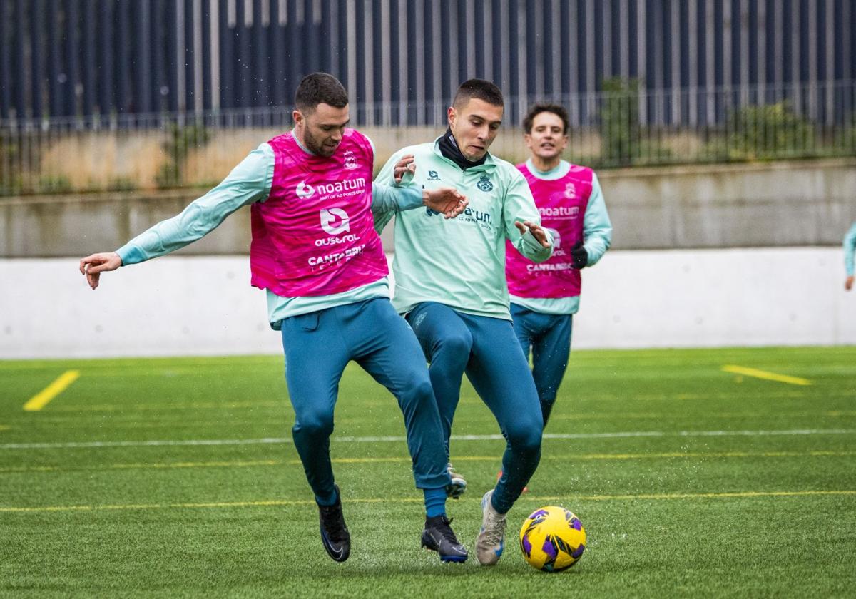 Manu Hernando y Karrikaburu pugnan por el balón.